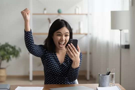 用户在手机上注册香港六合彩账户的示意图